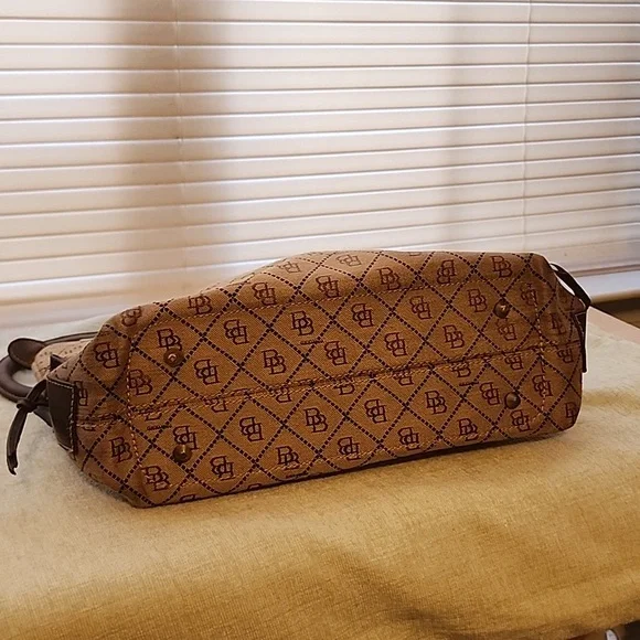 FASHION DOONEY AND BURKE HANDBAG - Picture 3 of 4